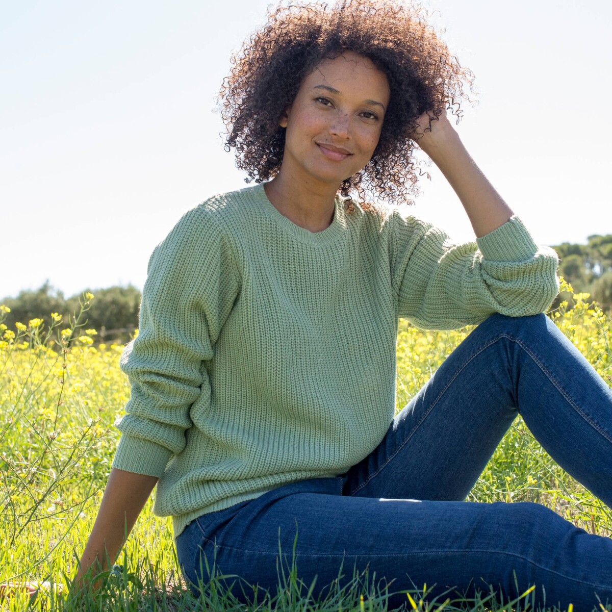 Pulóver s okrúhlym výstrihom a hladkým vzorom