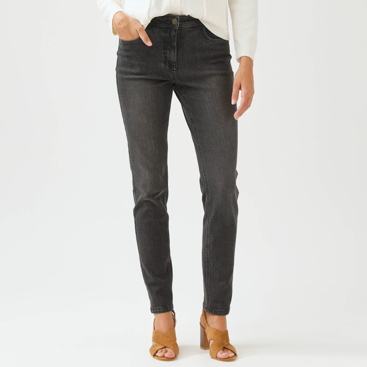 Úzke džínsy s vysokým pásom pre nižšiu postavu