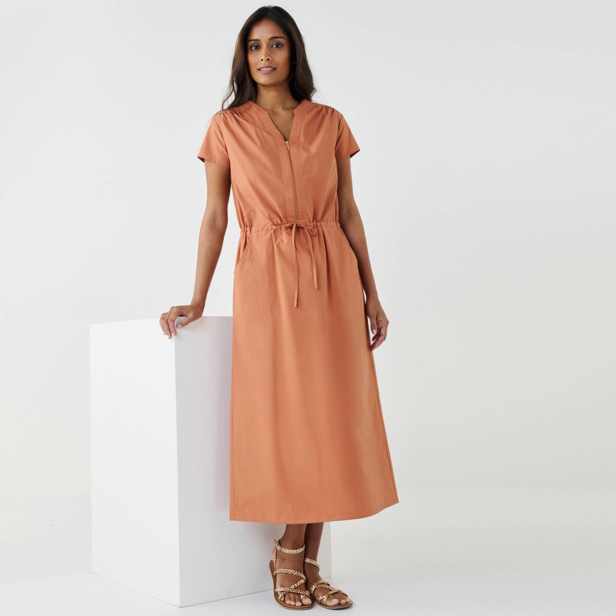 Midi keprové šaty s výstrihom na zips a šnúrkou v páse