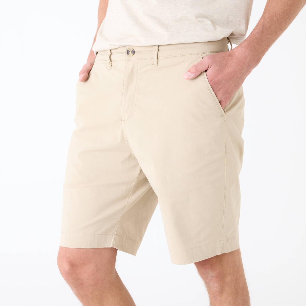Jednofarebné chino bermudy v klasickom strihu