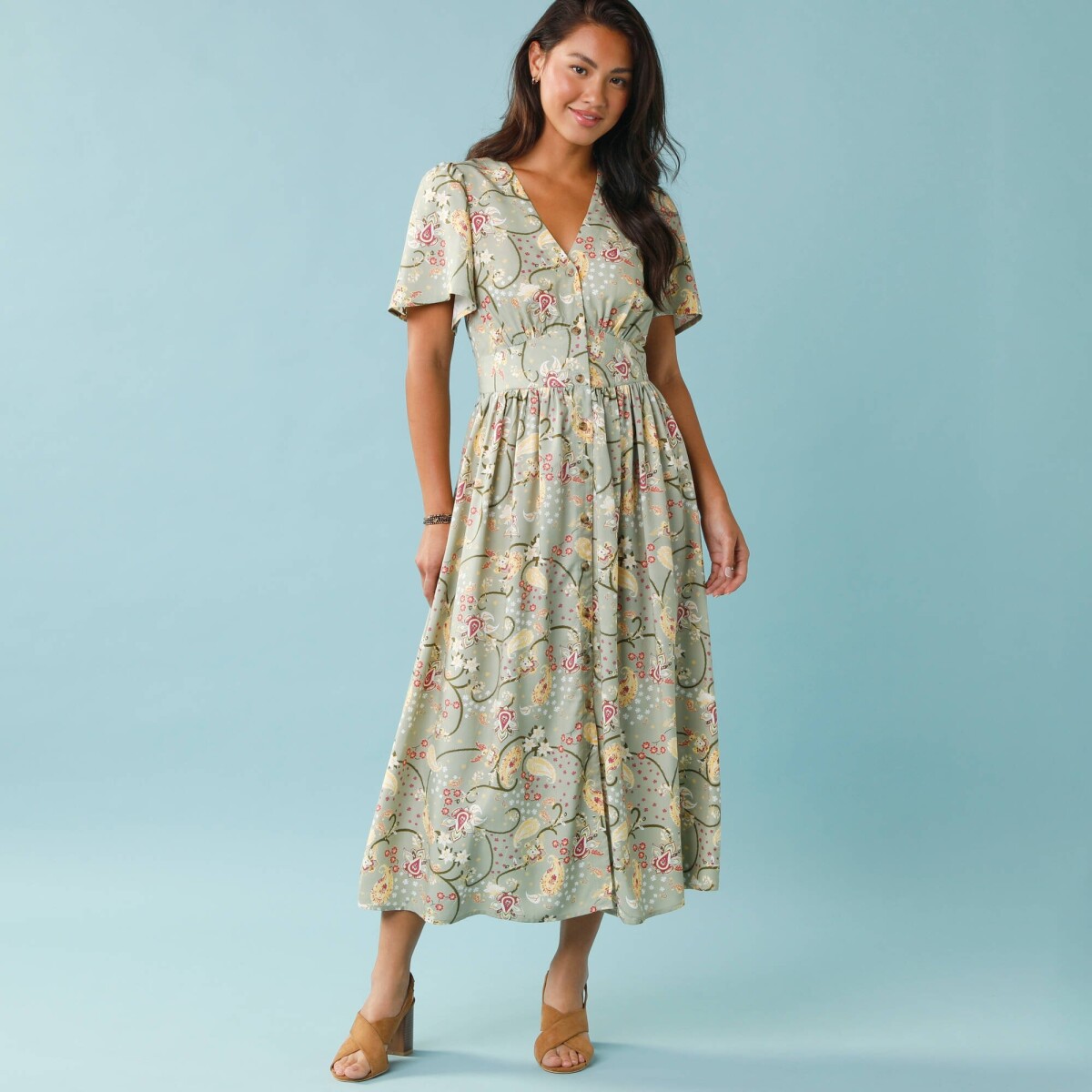 Dlhé šaty s potlačou a gombíkmi pre nižšiu postavu