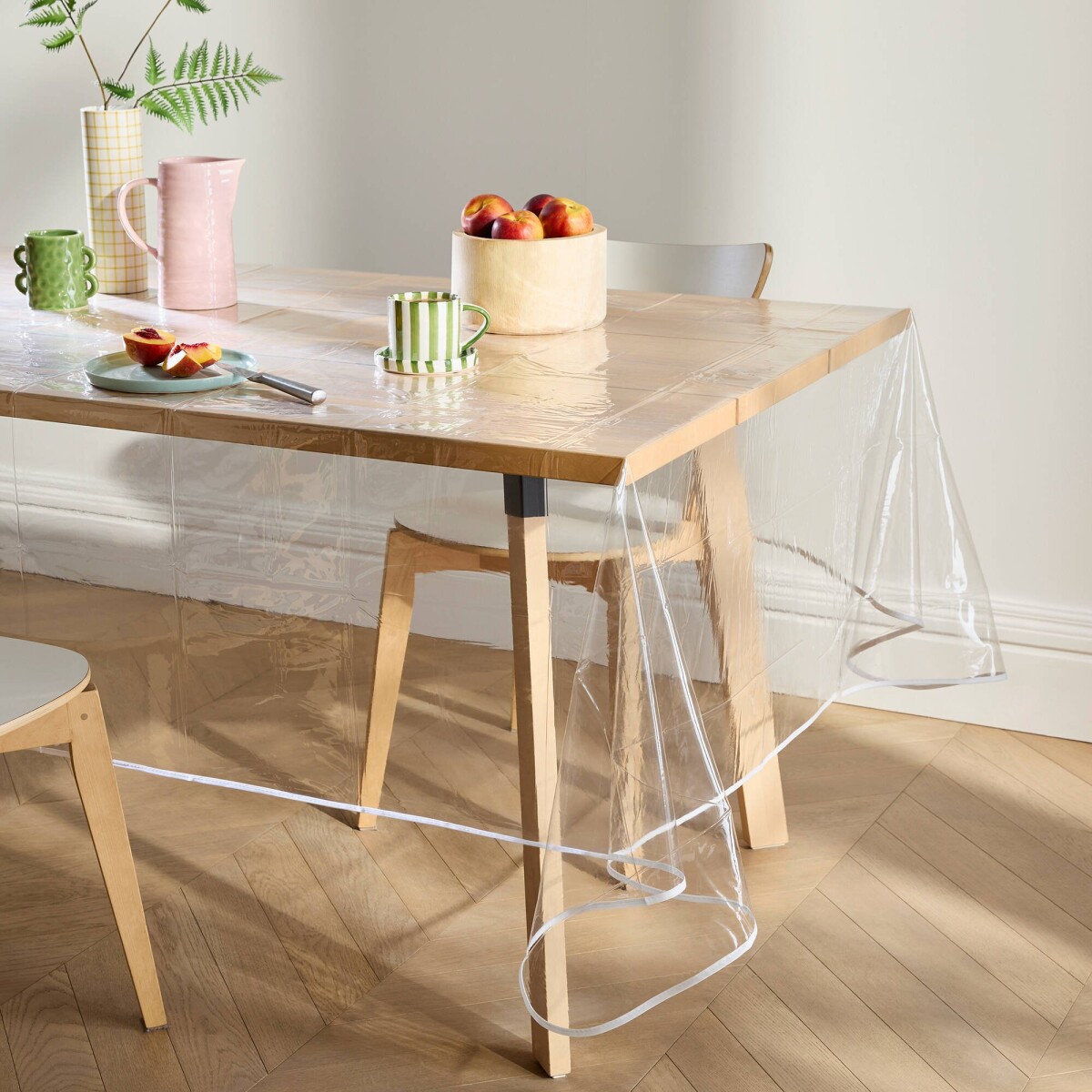 Priehľadný voskovaný obrus s potlačou bodiek