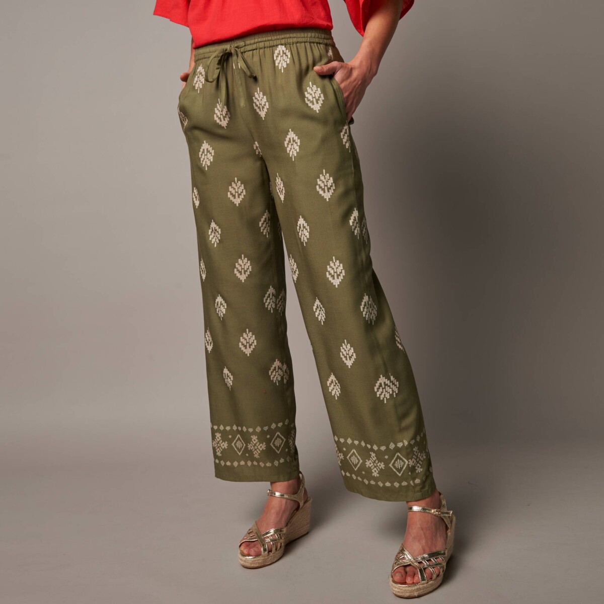 Široké nohavice s vysokým pružným pásom a potlačou