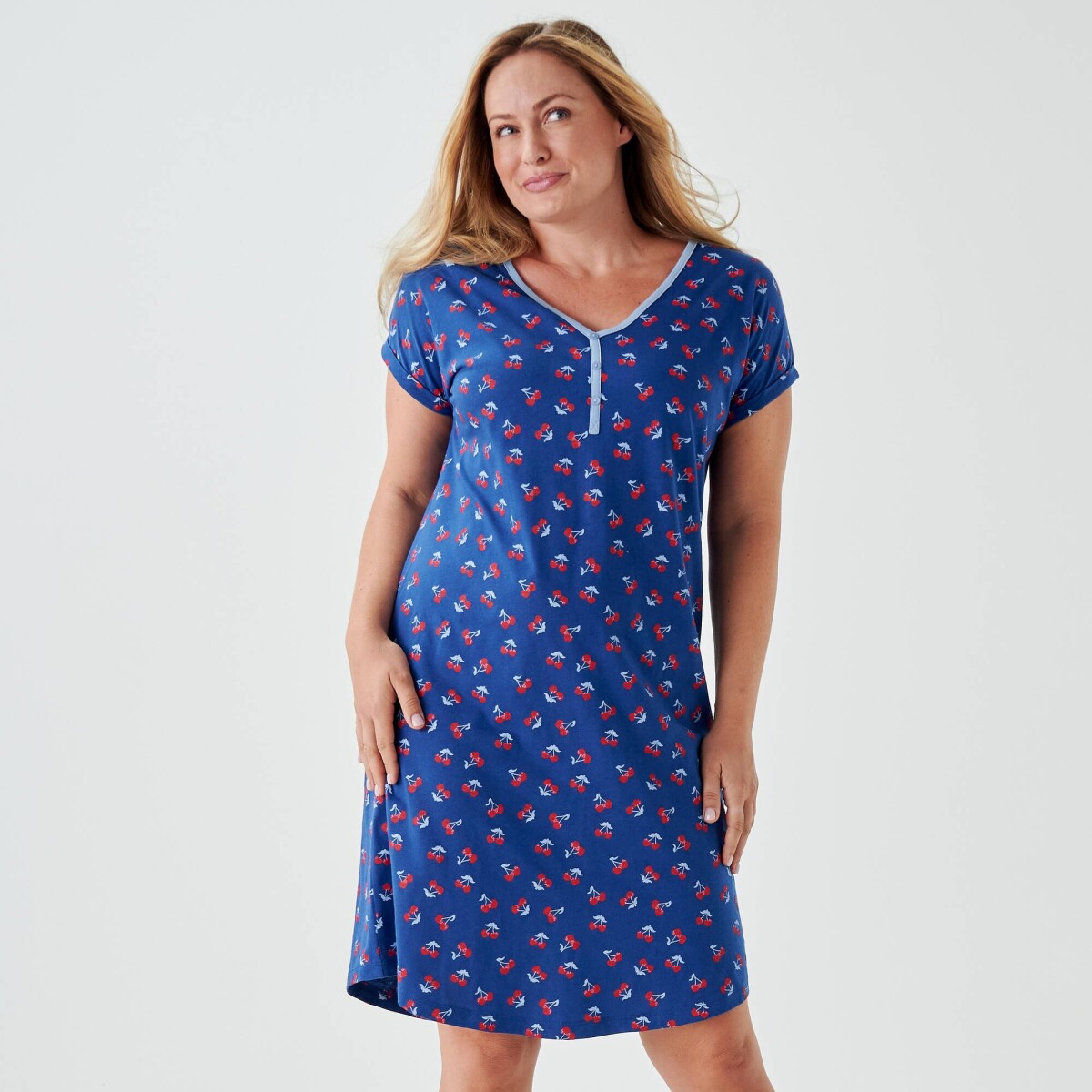 Krátka nočná košeľa s celopotlačou čerešní a krátkymi rukávmi