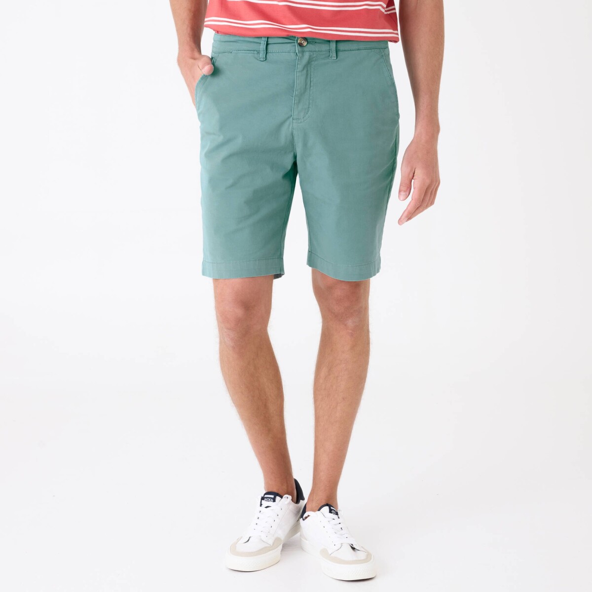 Jednofarebné chino bermudy v klasickom strihu