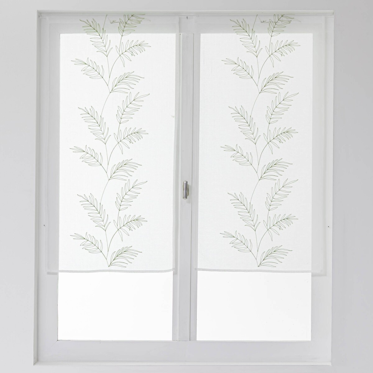 1 pár vitrážových záclon s výšivkou veľkých listov