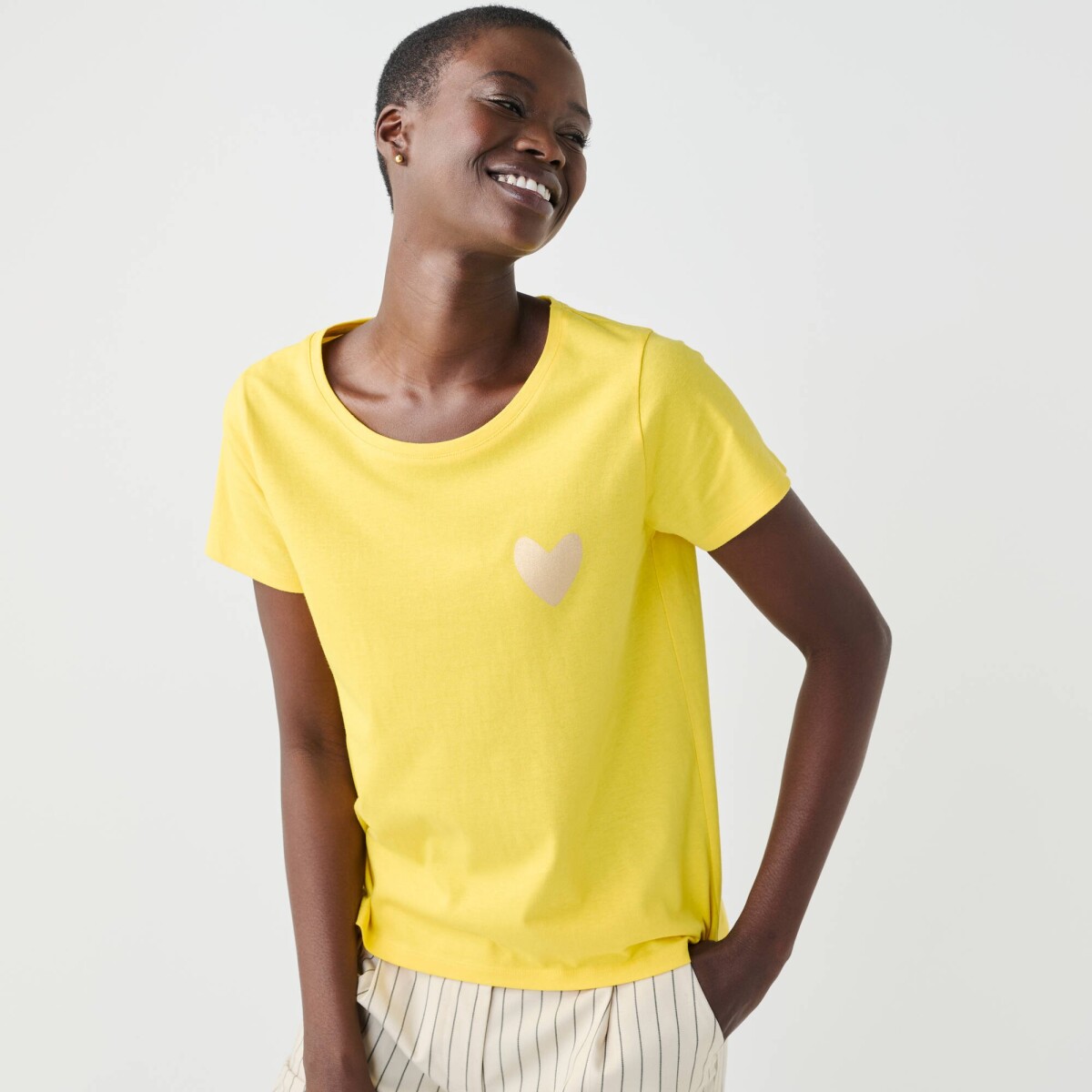 Jednofarebné tričko s potlačou zlatého srdiečka