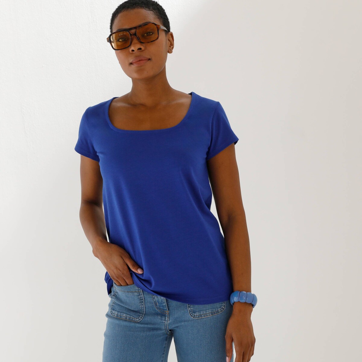 Tričko so švorcovým výstrihom