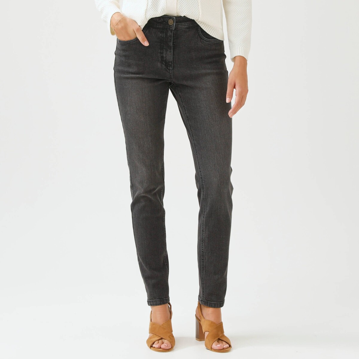 Úzke džínsy s vysokým pásom pre strednú postavu