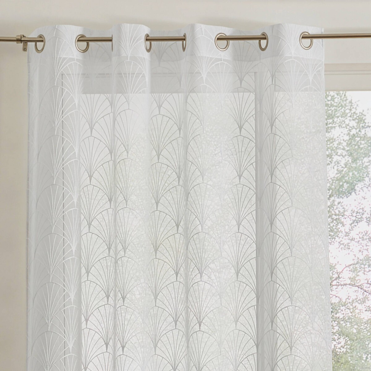 Voálová záclona so vzorom art deco, zakončená očkami