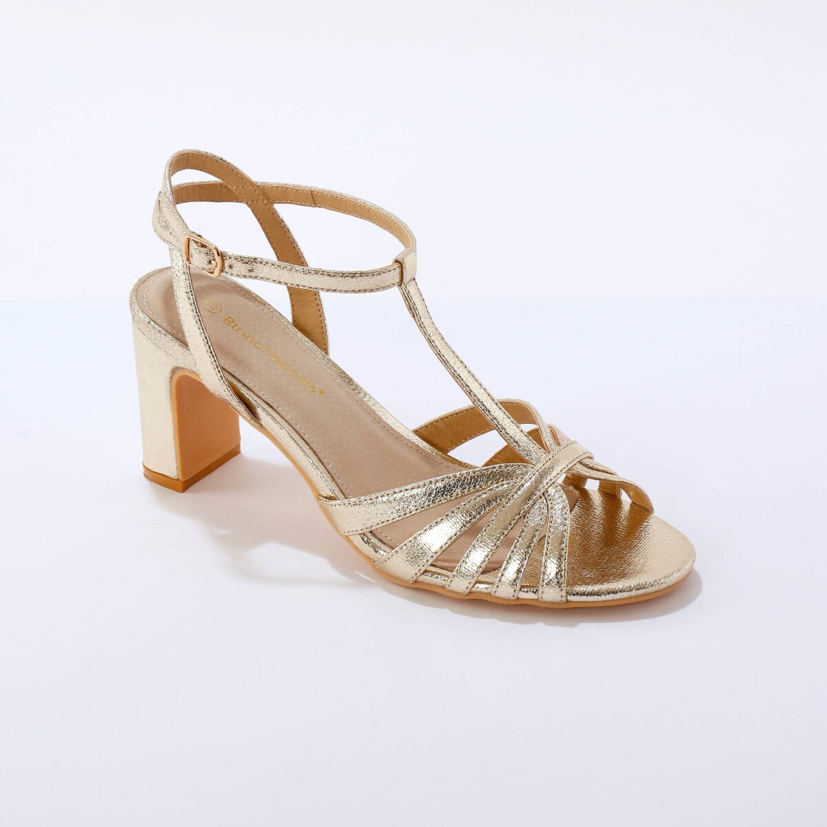 Zlaté remienkové topánky na podpätku.