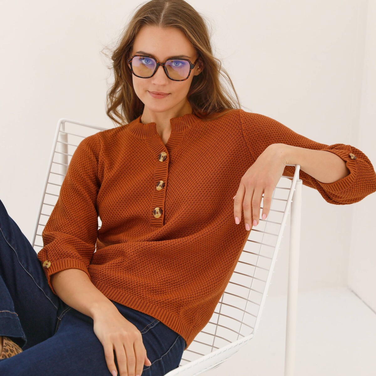 Pulóver s výstrihom na gombíky a perličkovým vzorom