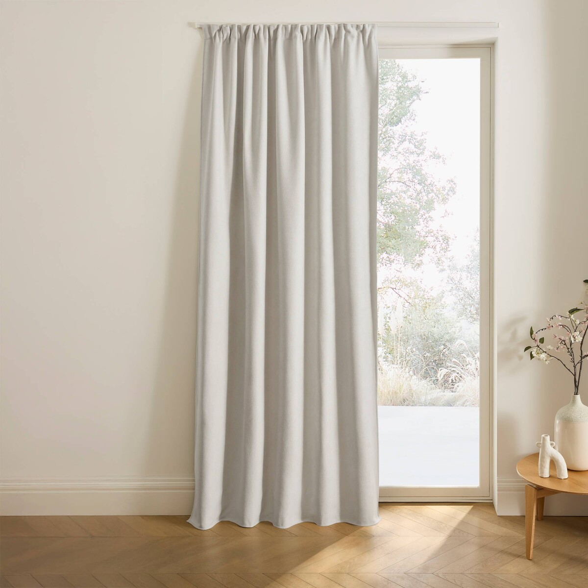 Zatemňovací a izolačný záves zakončený riasiacou páskou