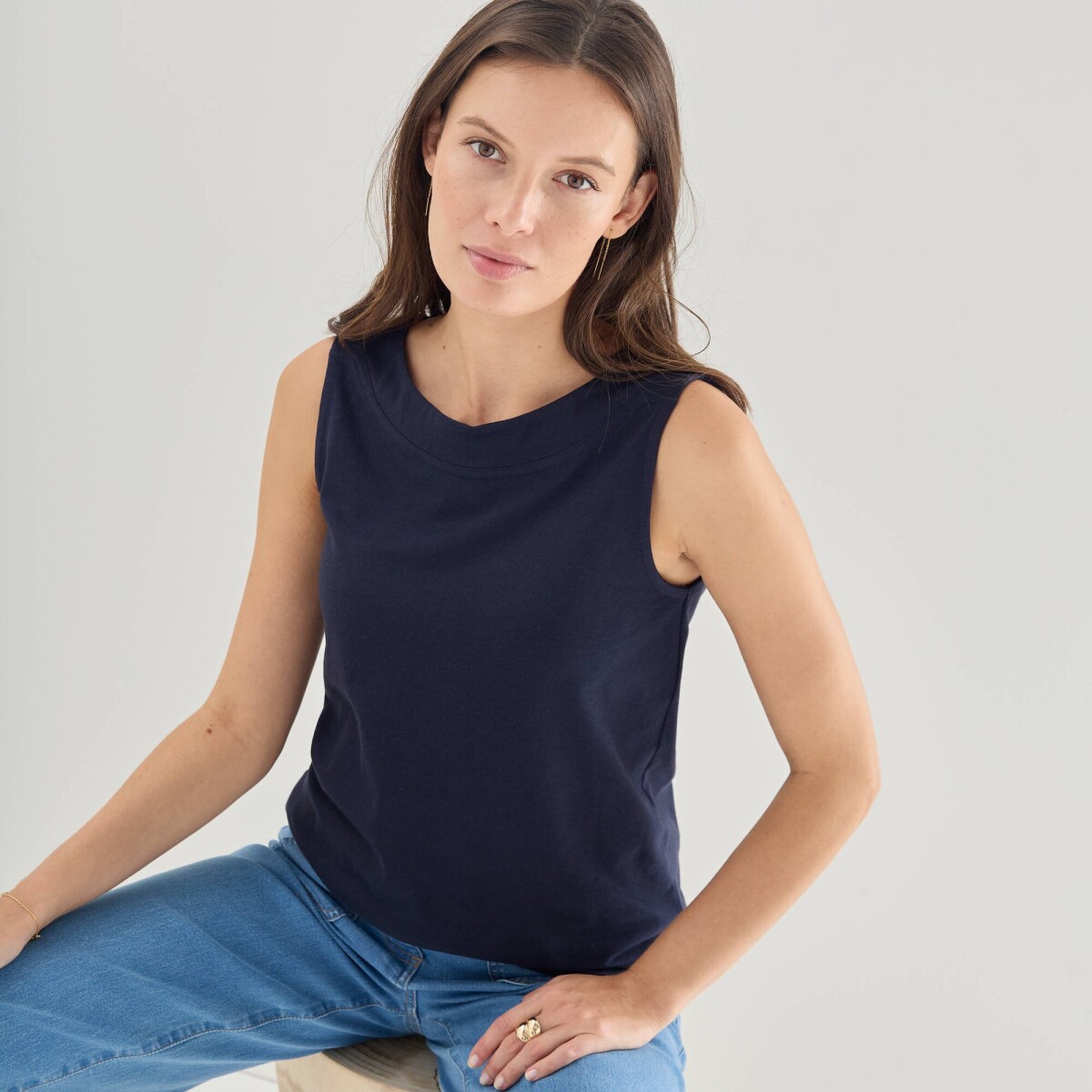 Jednofarebný top s lodičkovým výstrihom