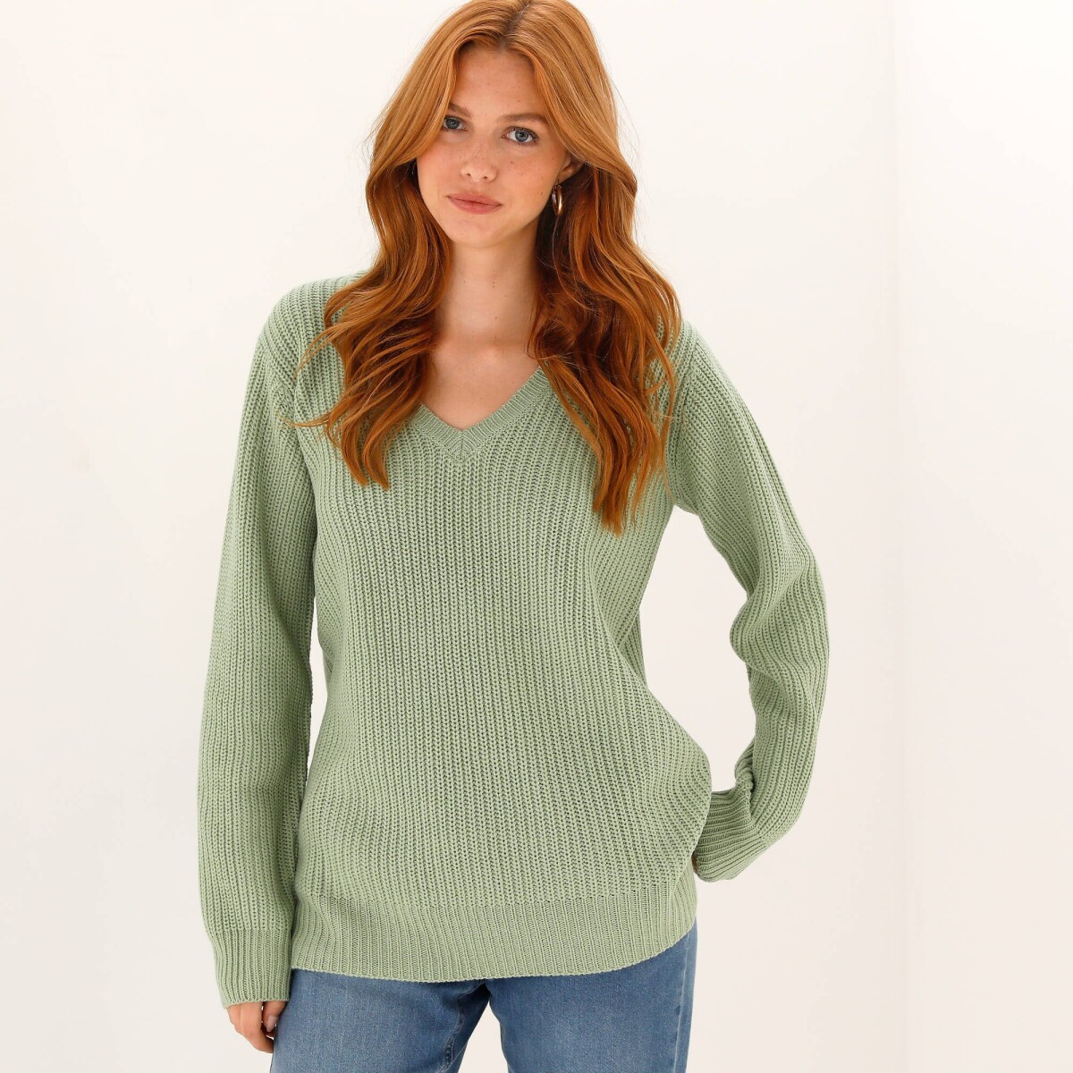 Dlhý pulóver s hladkým vzorom a výstrihom do V