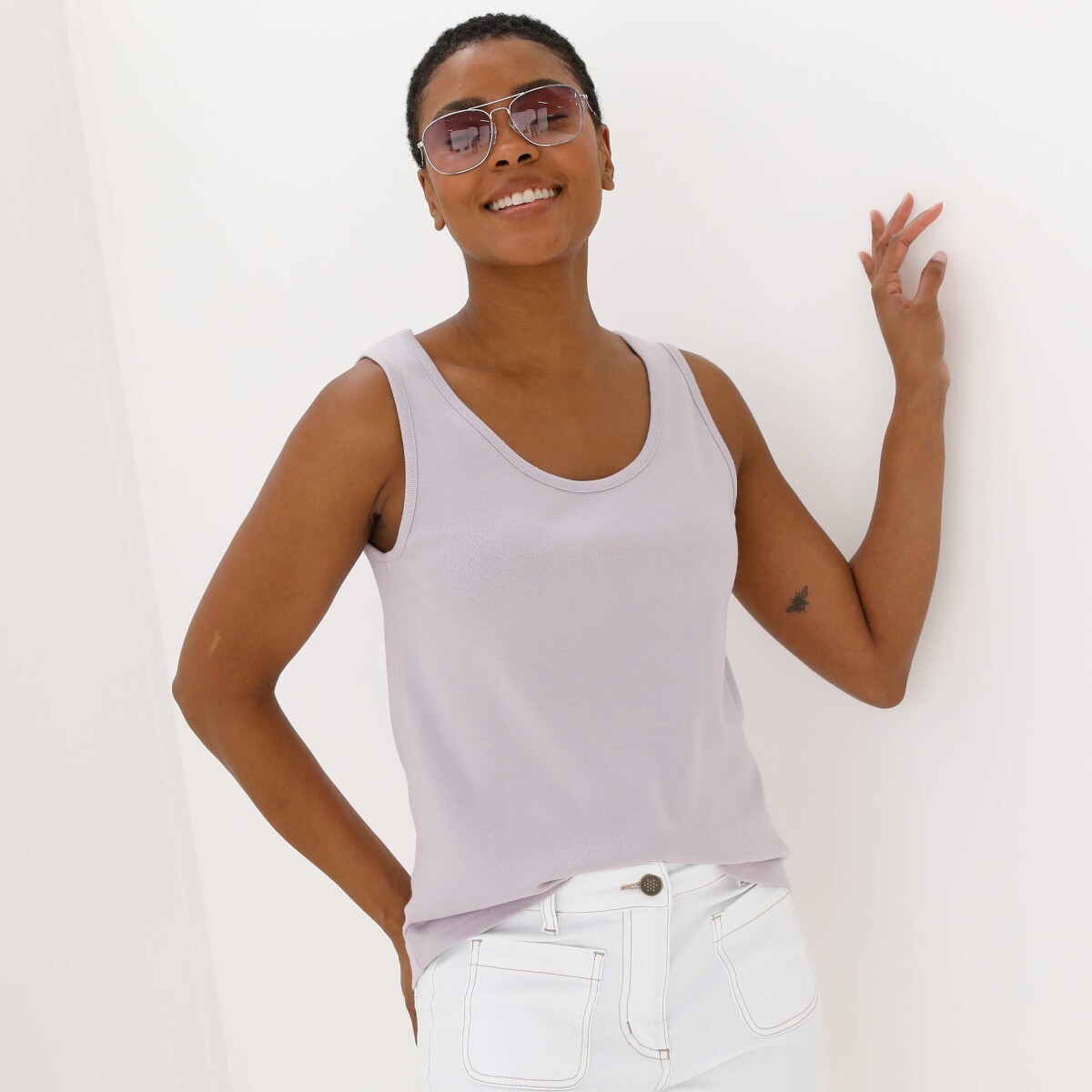 Jednofarebný top so širokými ramienkami