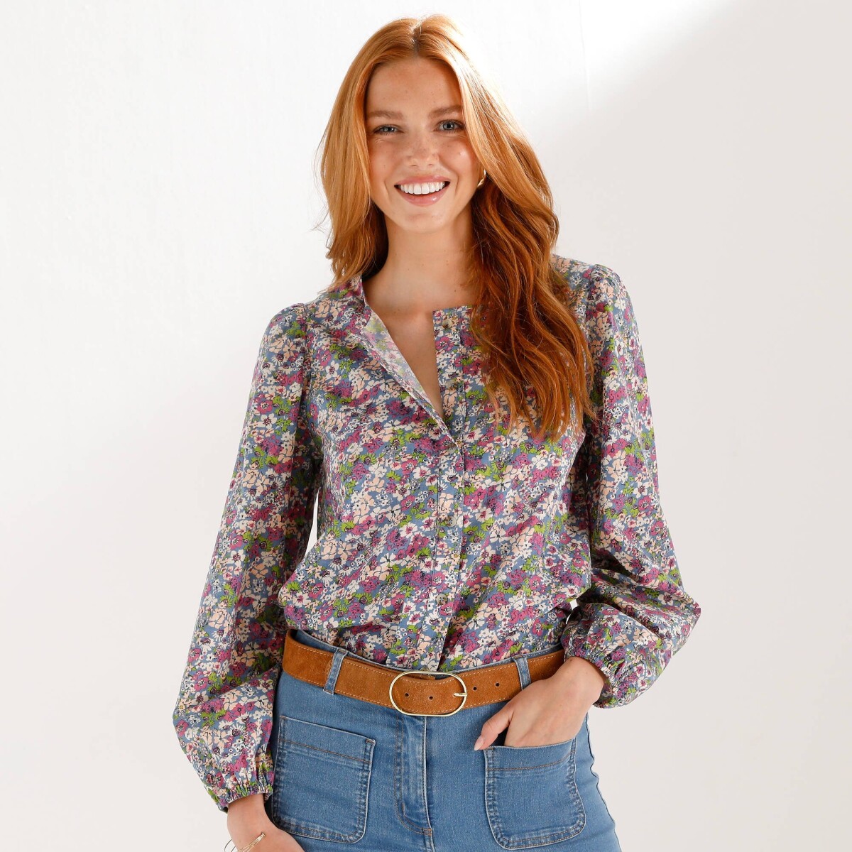 Blúzka s potlačou kvetín a okrúhlym výstrihom