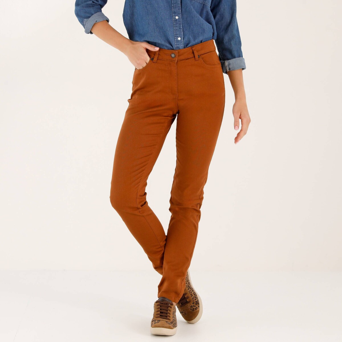 Úzke dlhé farebné nohavice