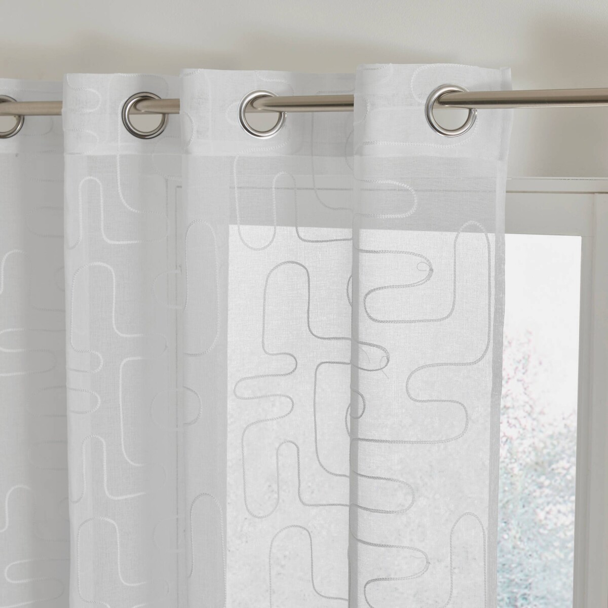 Voálová záclona s grafickou výšivkou, zakončená očkami