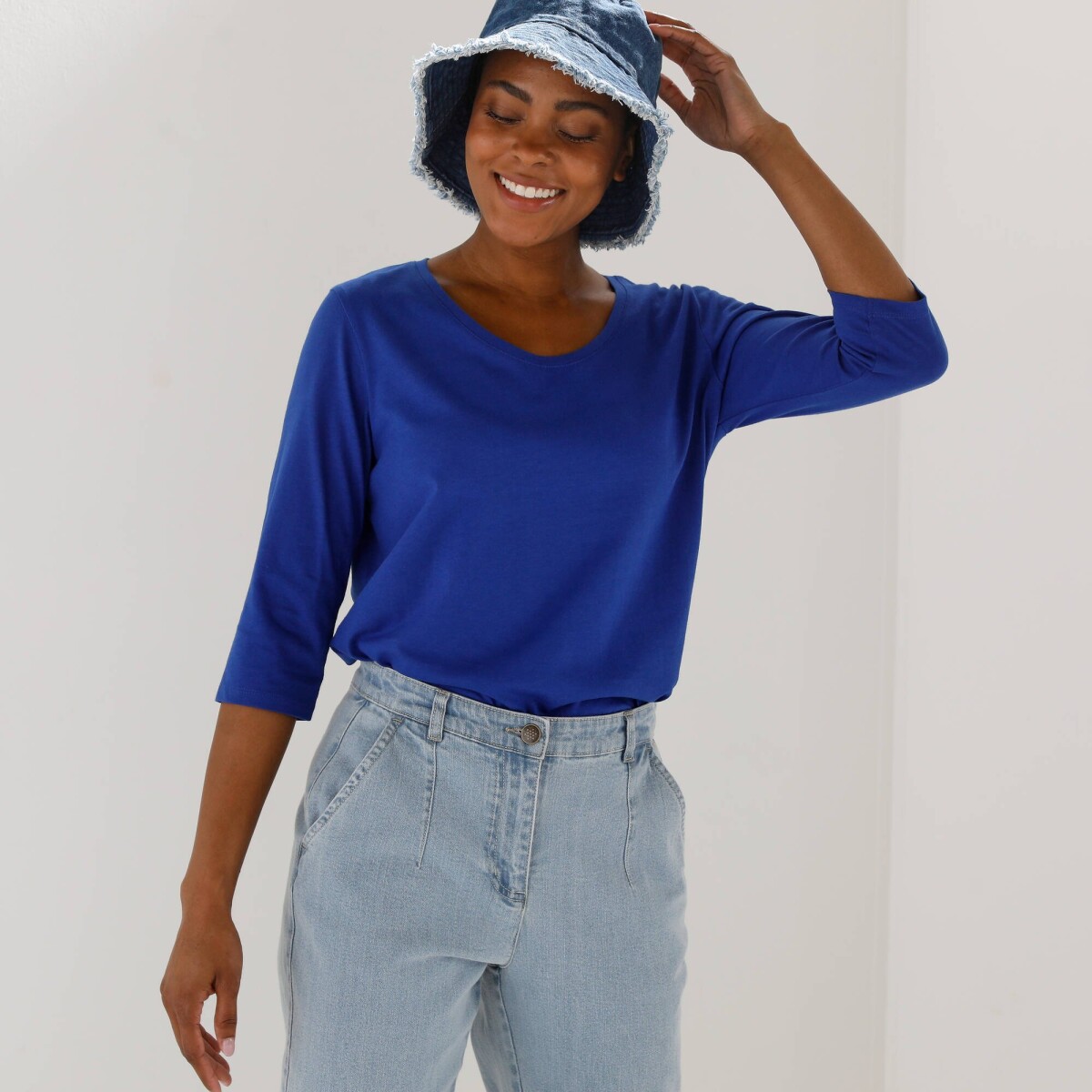 Jednofarebné tričko s 3/4 rukávmi a okrúhlym výstrihom