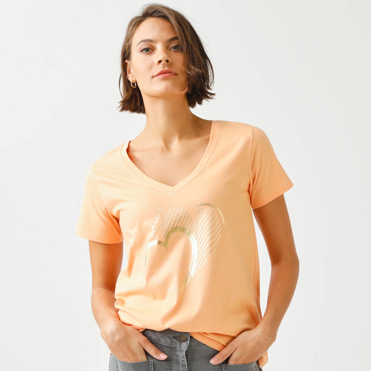 Tričko s potlačou srdca vpredu, výstrihom do V a krátkymi rukávmi