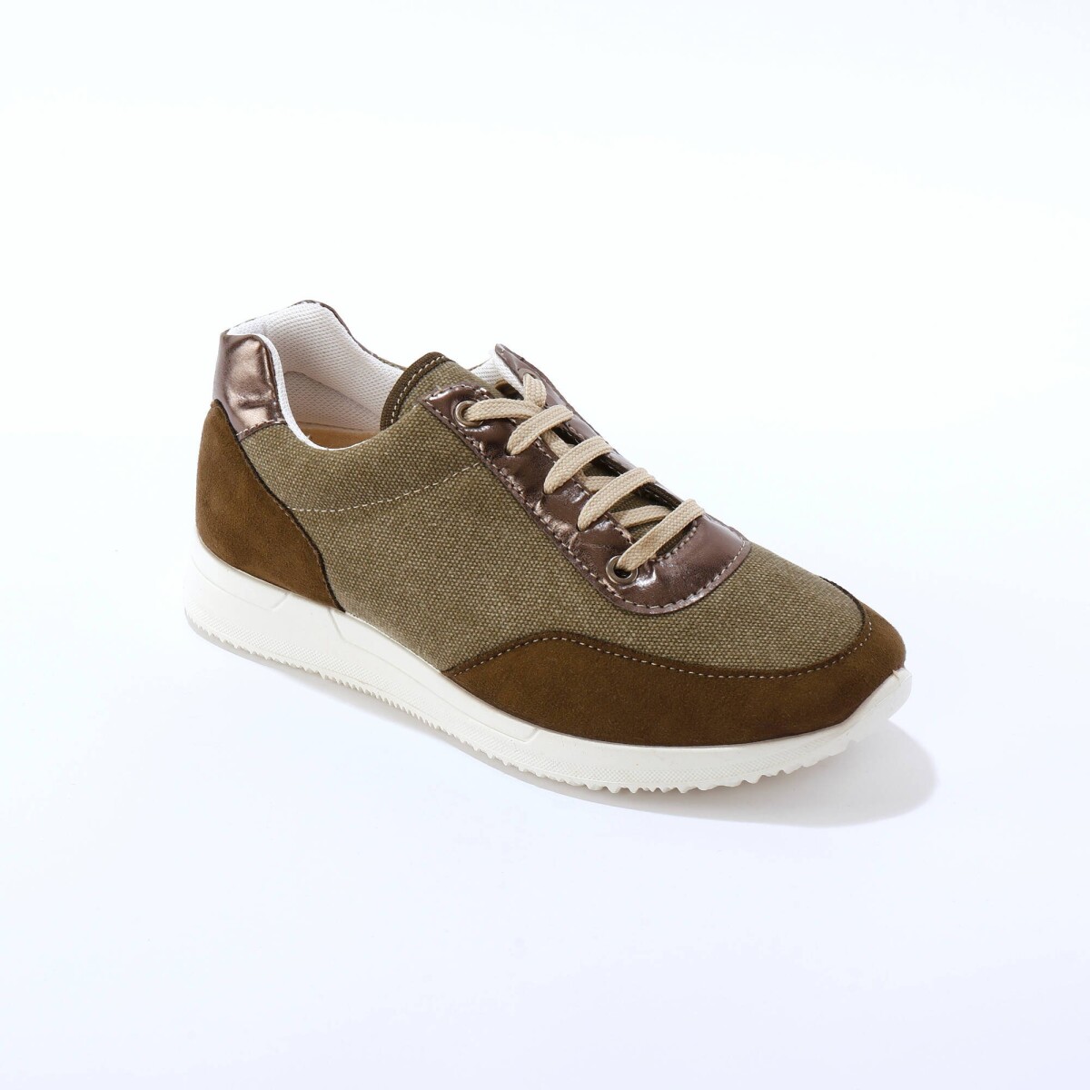 Tenisky z pružného materiálu