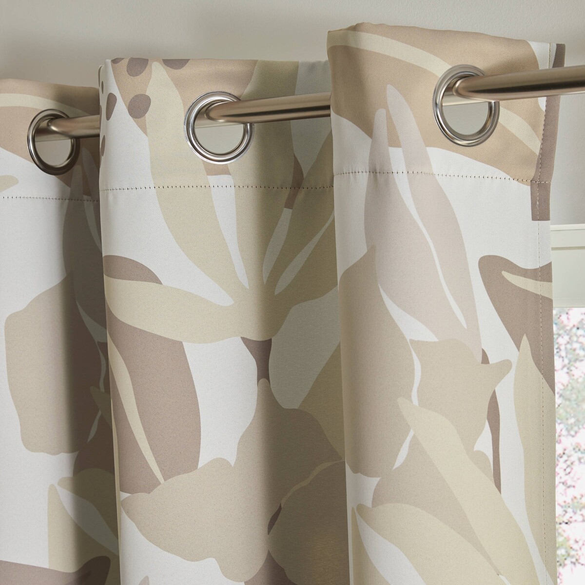 Zatemňovací záves s rastlinnou potlačou