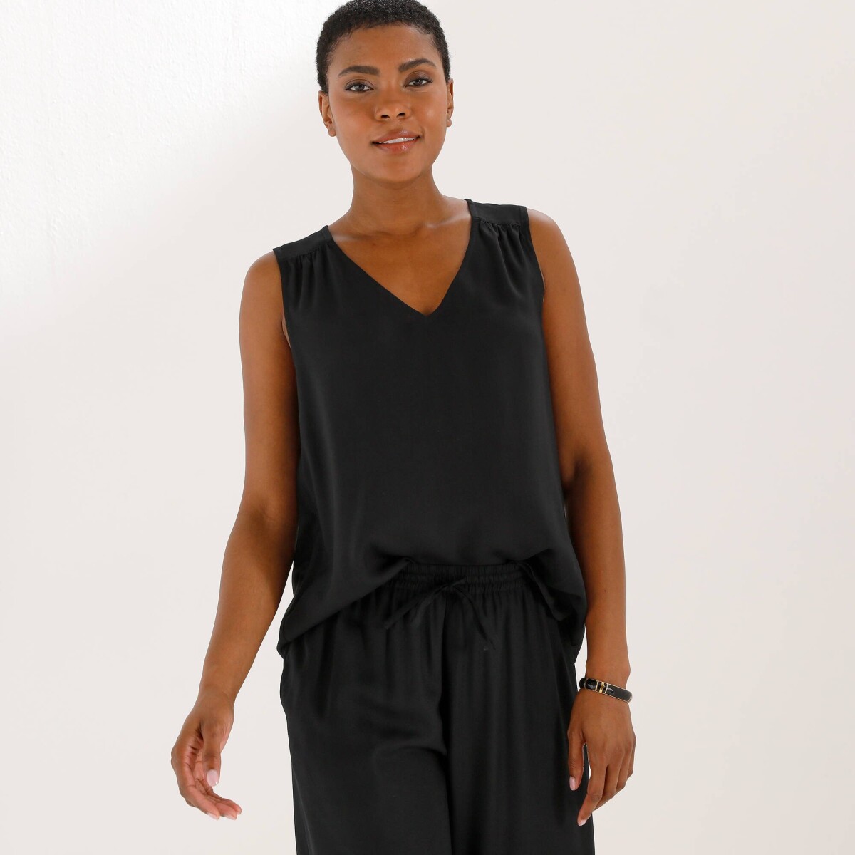 Jednofarebný top s výstrihom do V