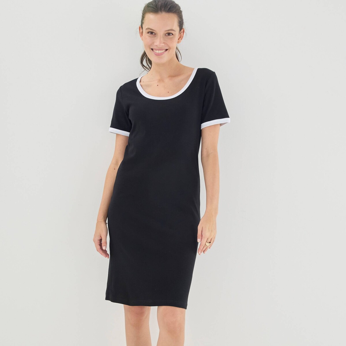 Jednofarebné krátke džersejové šaty