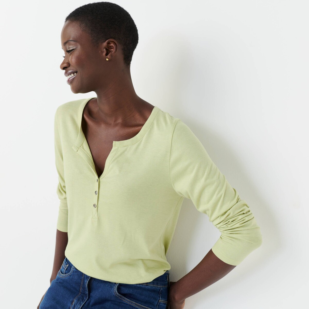 Jednofarebné tričko s výstrihom na gombíky a dlhými rukávmi