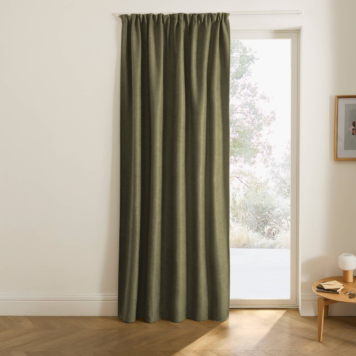 Zatemňovací a izolačný záves zakončený riasiacou páskou