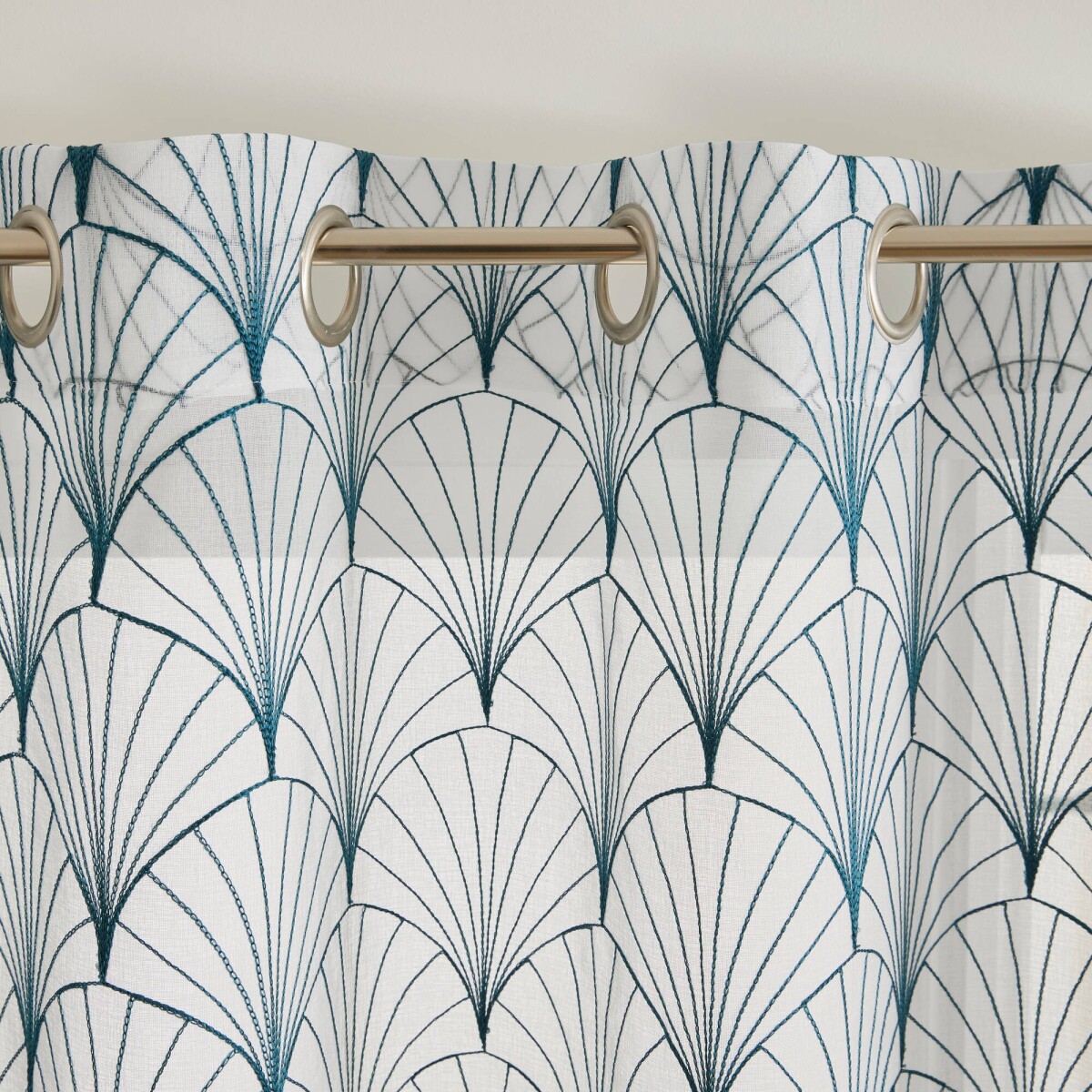 Voálová záclona so vzorom art deco, zakončená očkami