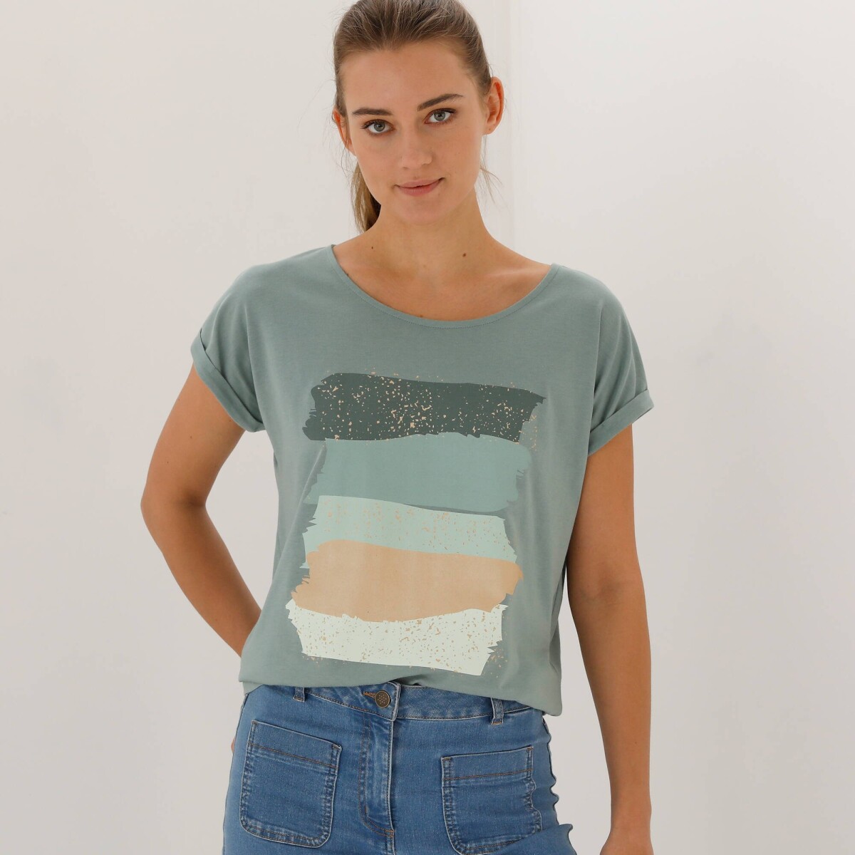 Rovné tričko s okrúhlym výstrihom a potlačou art pruhov