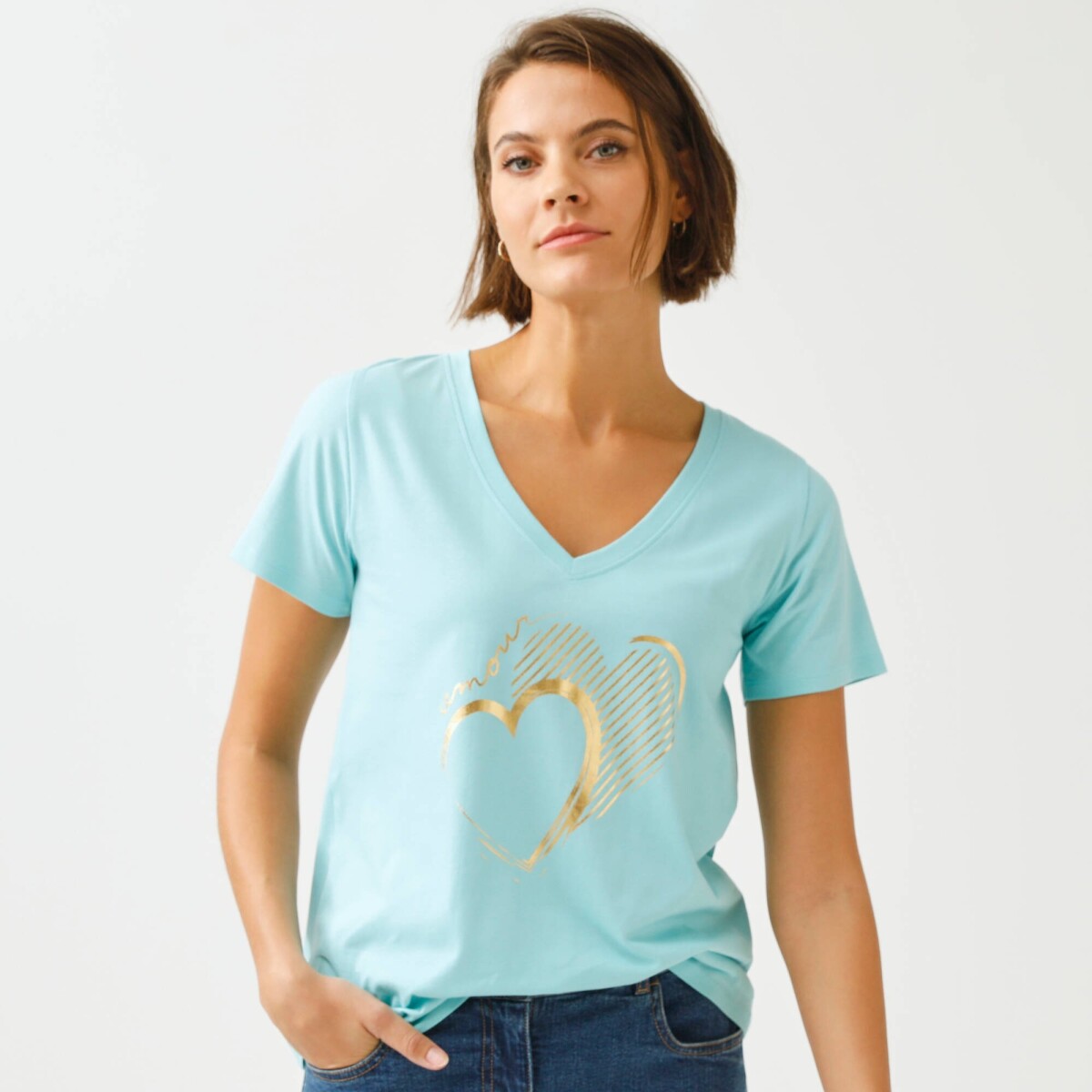 Tričko s potlačou srdca vpredu, výstrihom do V a krátkymi rukávmi