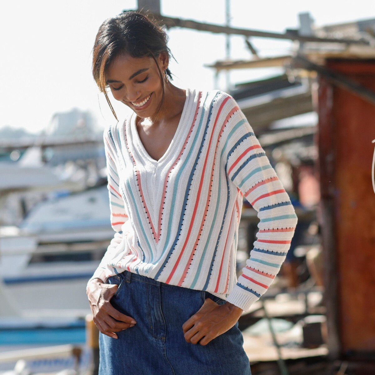 Pulóver s prúžkami a výstrihom do V