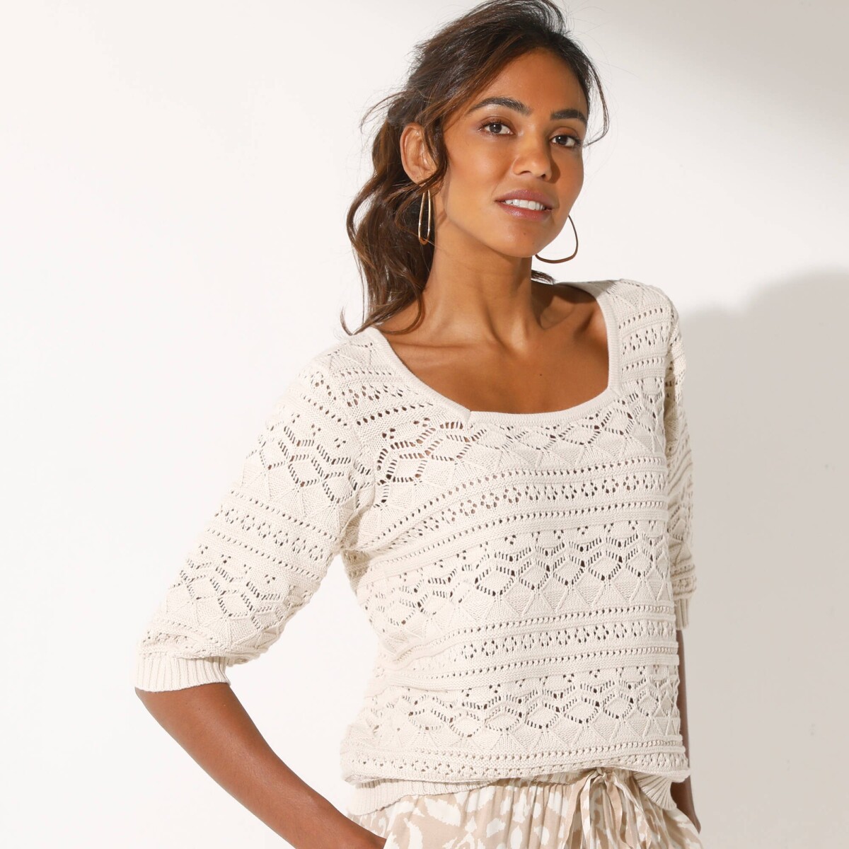 Jednofarebný pulóver s hranatým výstrihom, ažúrový vzor