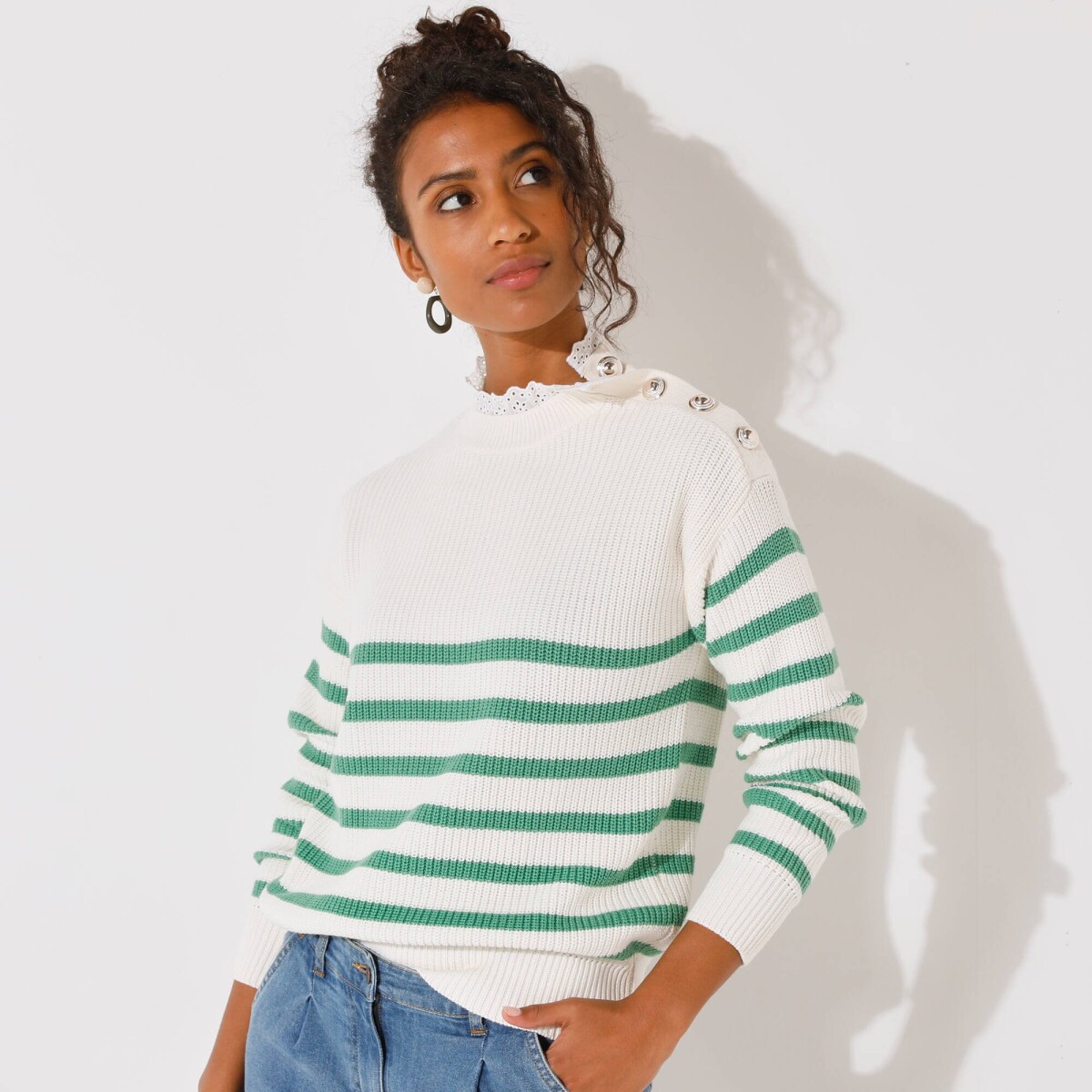 Pruhovaný pulóver so stojačikom z madeirovej čipky