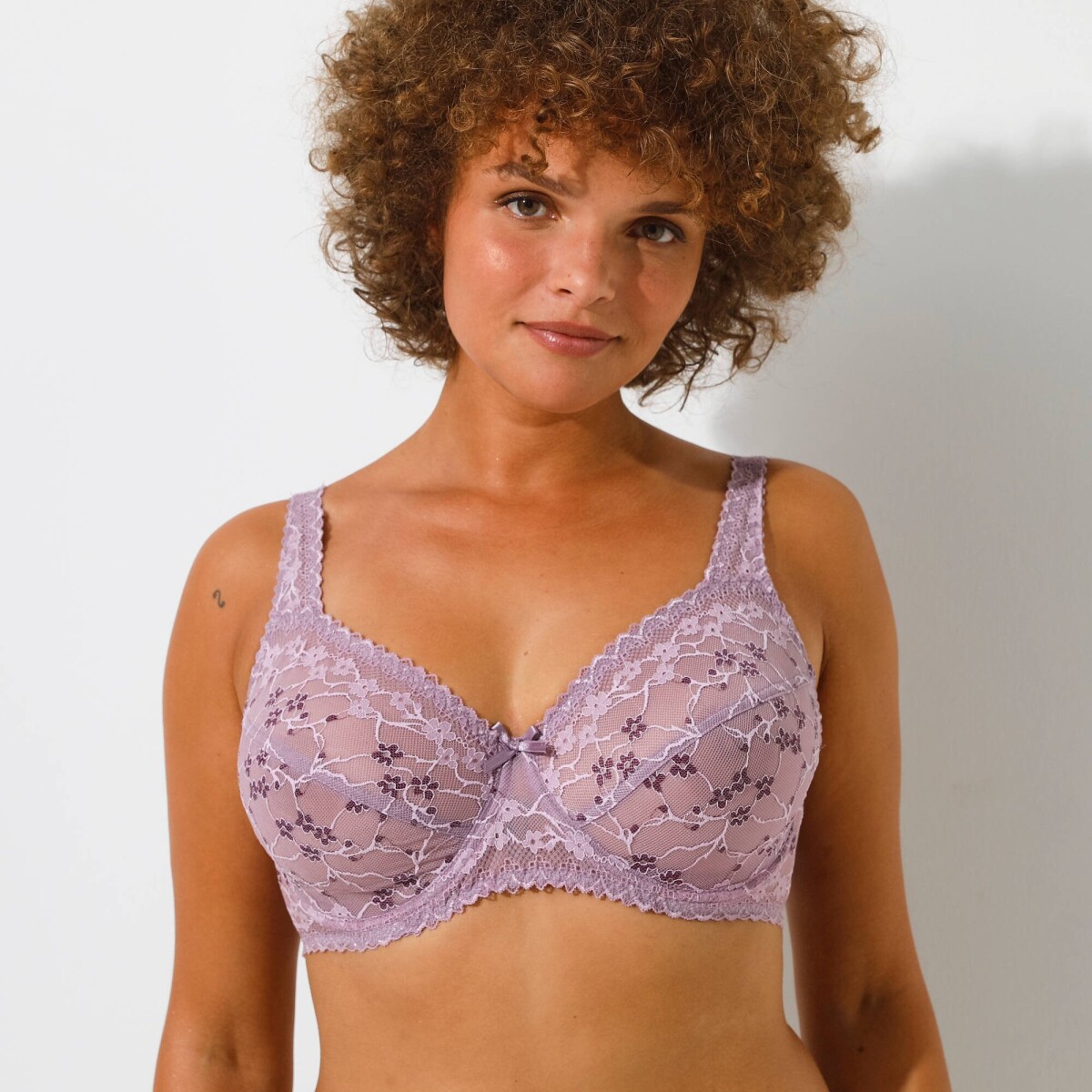 Čipková spevňujúca podprsenka, s kosticami