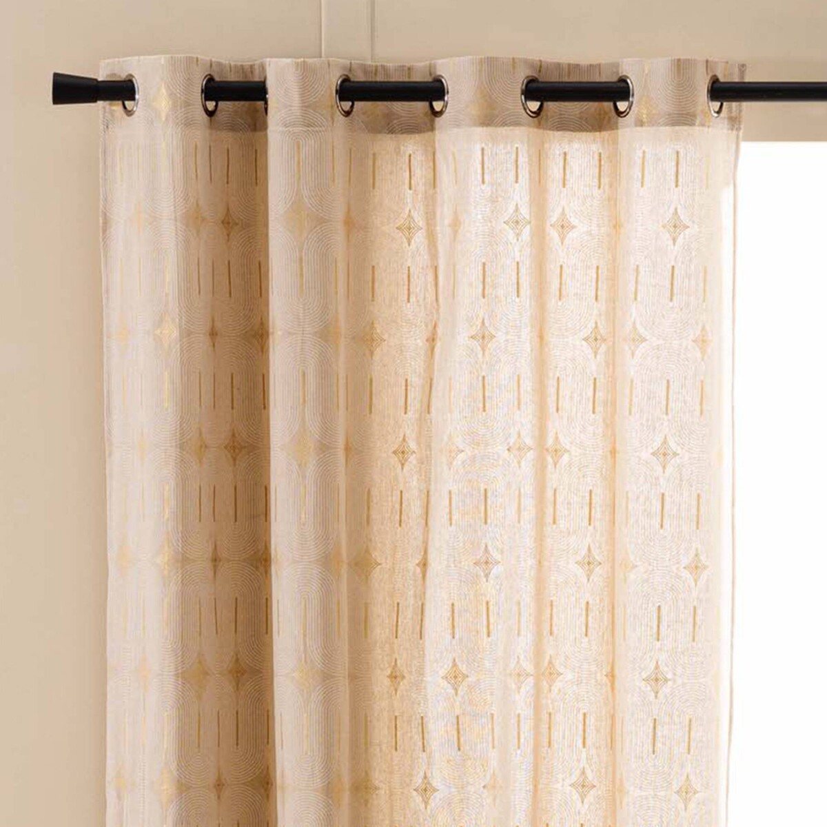 Záves s očkami, potlačou oblúkov a metalickými detailmi