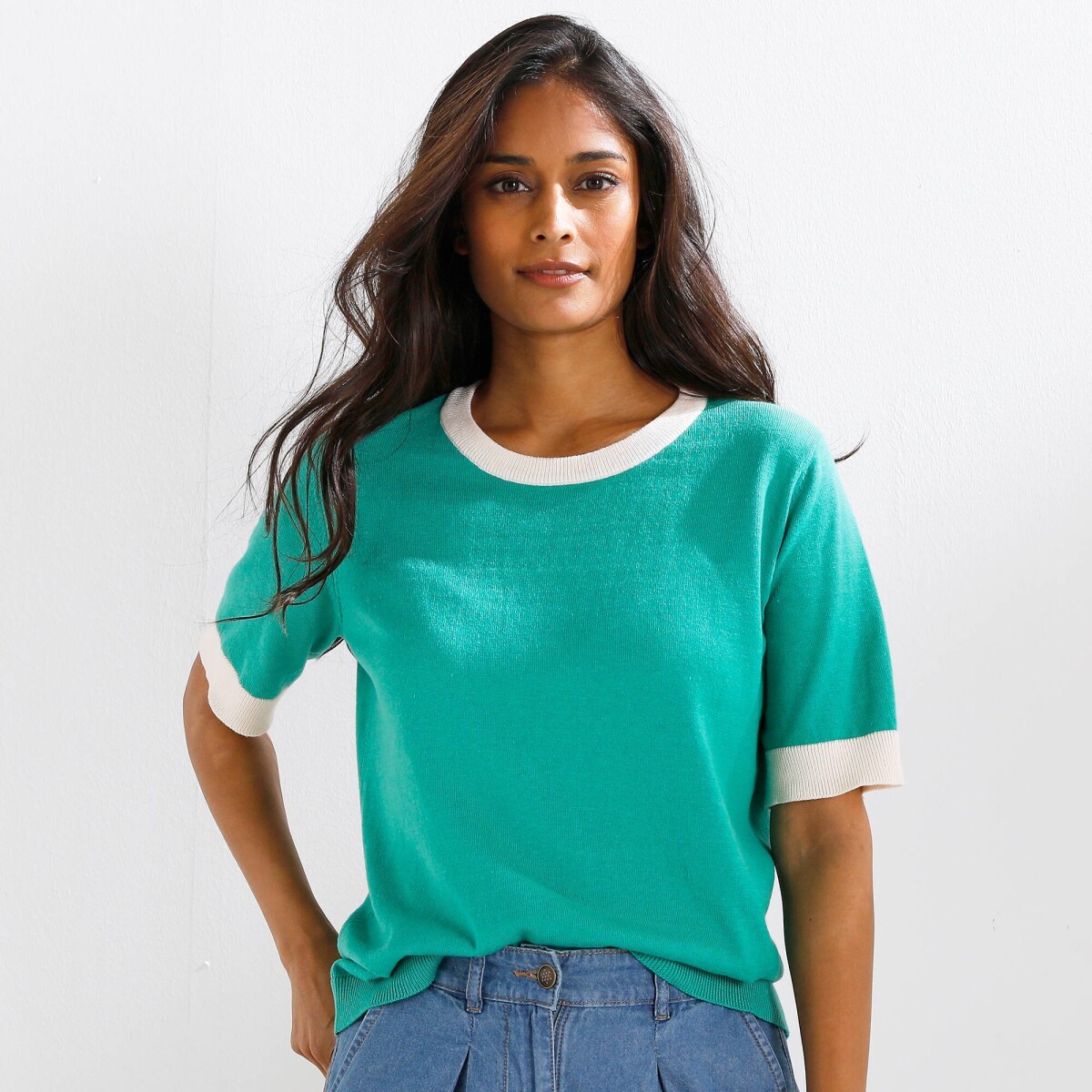 Úpletové tričko s krátkymi
		rukávmi a kontrastnými lemami