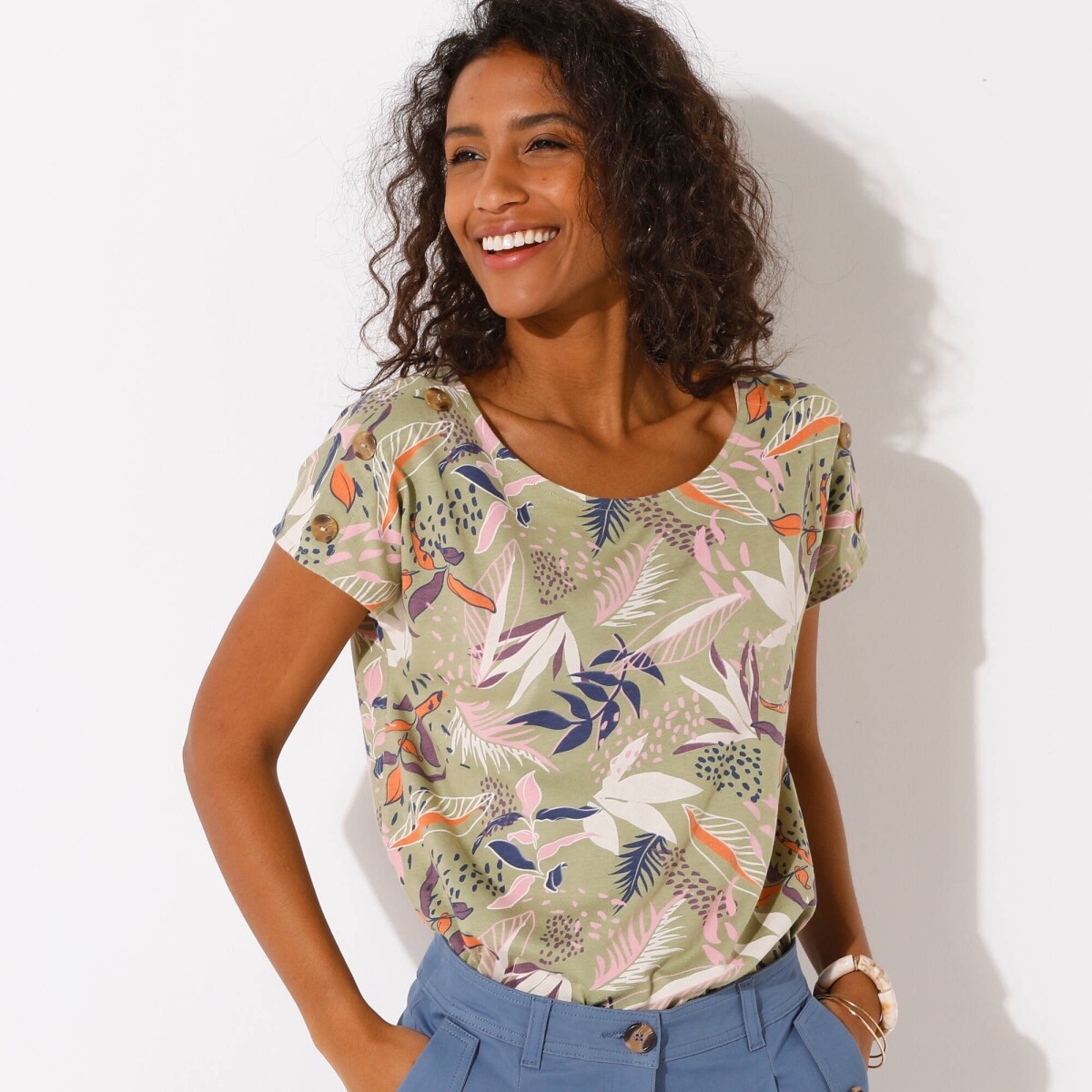 Tričko s potlačou a kokosvými gombíkmi na pleciach