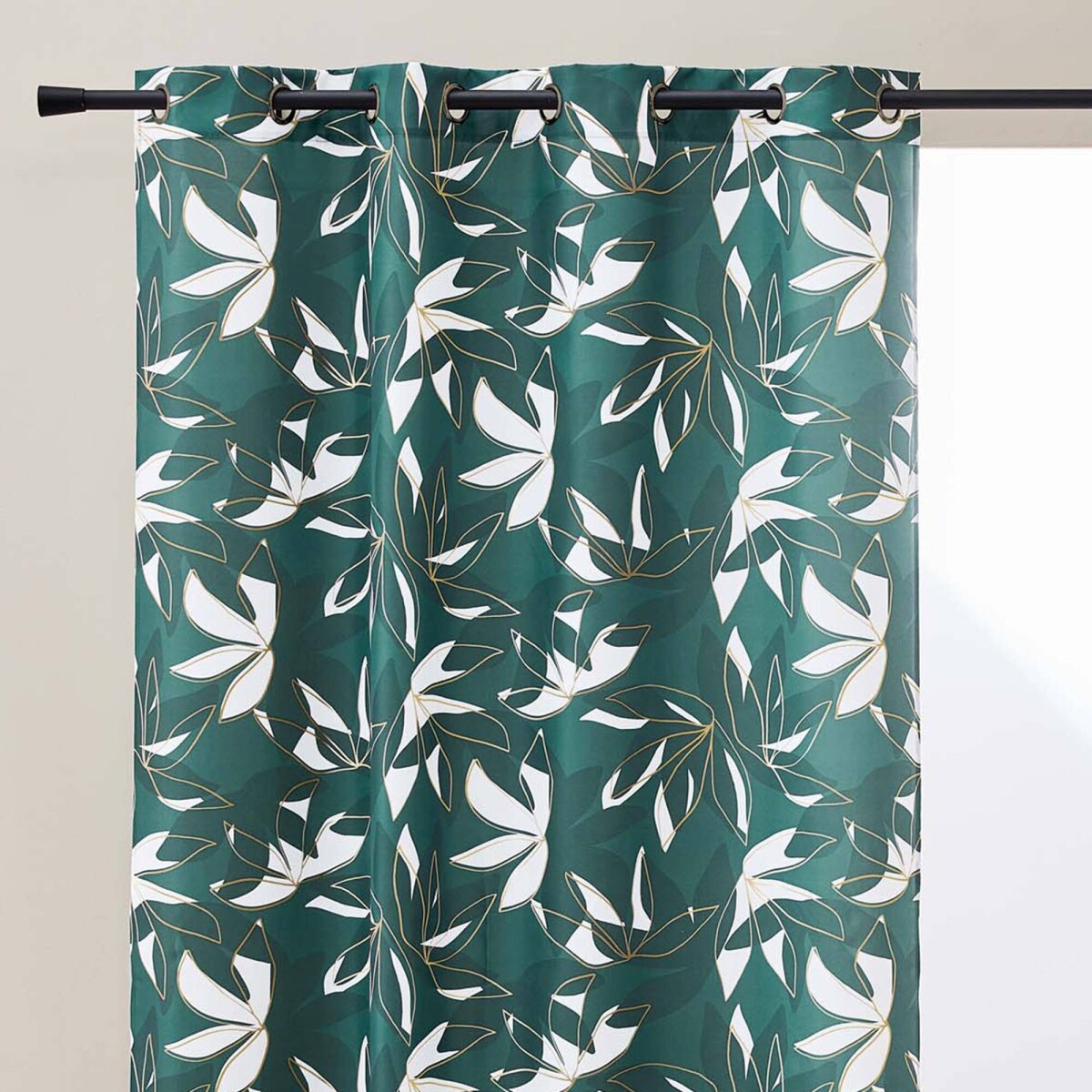 Záves s motívom listov a zlatou potlačou