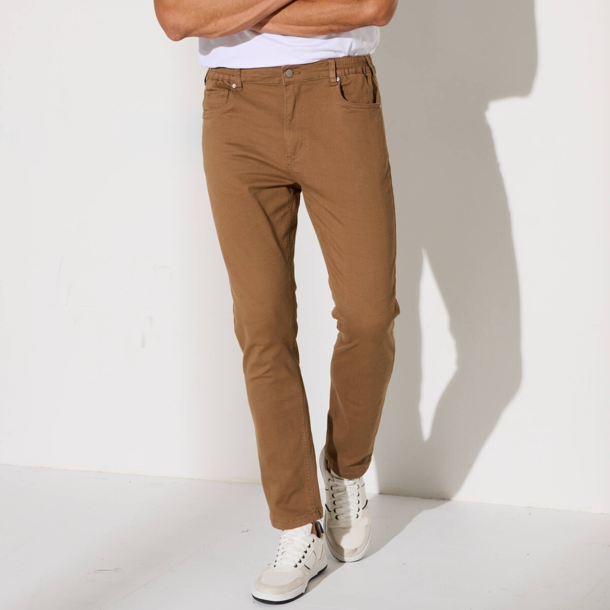 Nohavice s 5 vreckami a pružným pásom na bokoch, vnútorná dĺžka nohavíc 72 cm