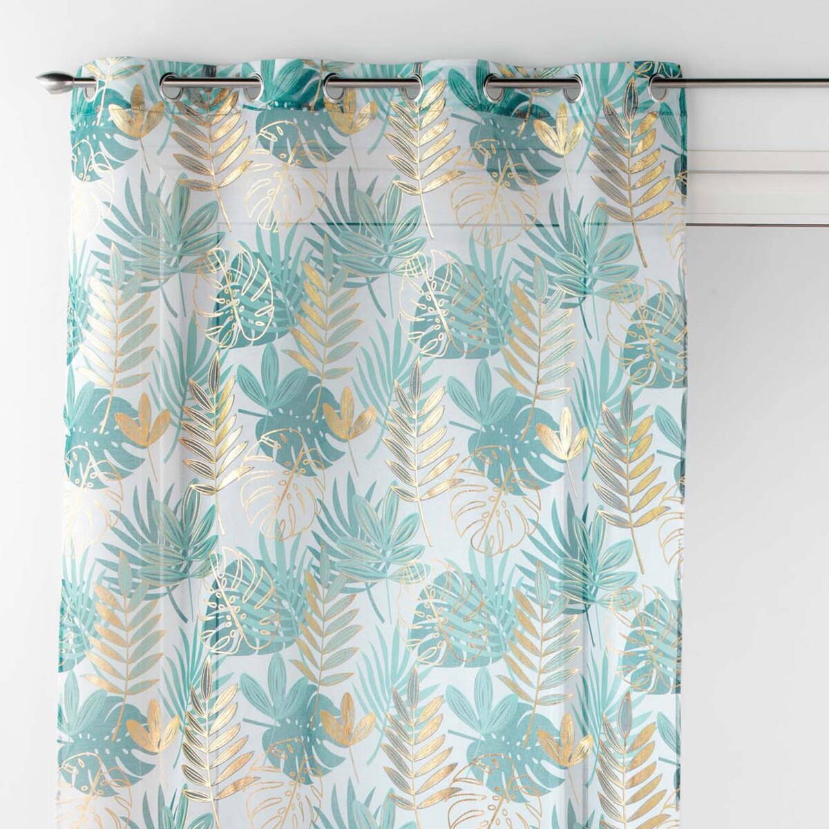 Záclona s potlačou listov a metalickými detailmi