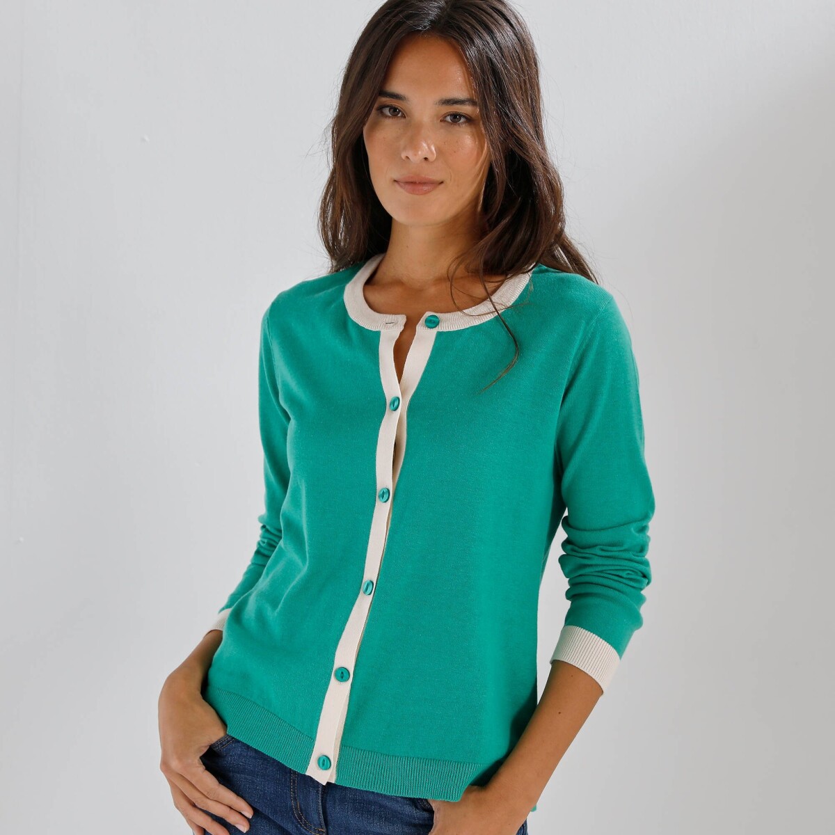 Dvojfarebný sveter s okrúhlym výstrihom