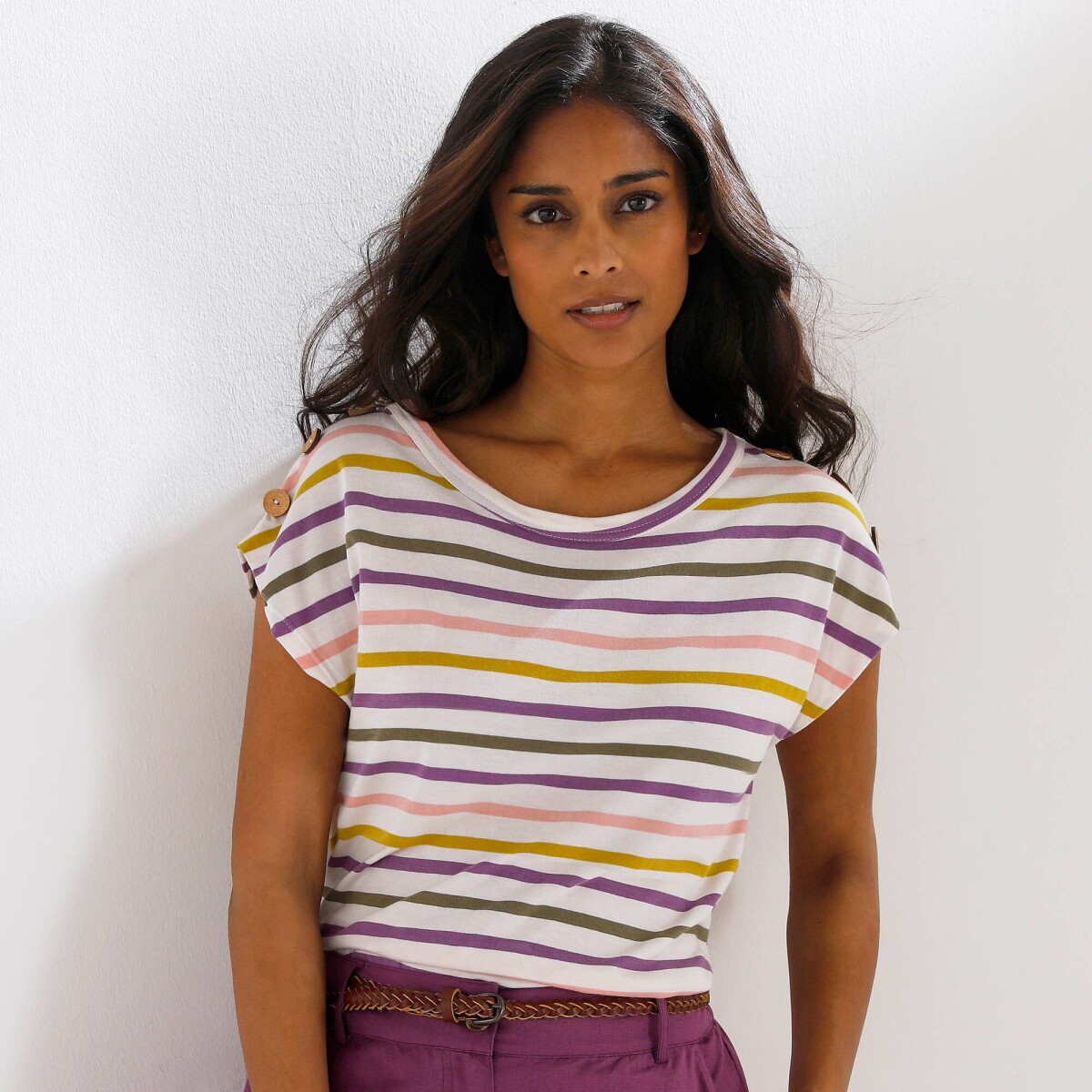 Pruhované tričko s kokosvými gombíkmi na pleciach