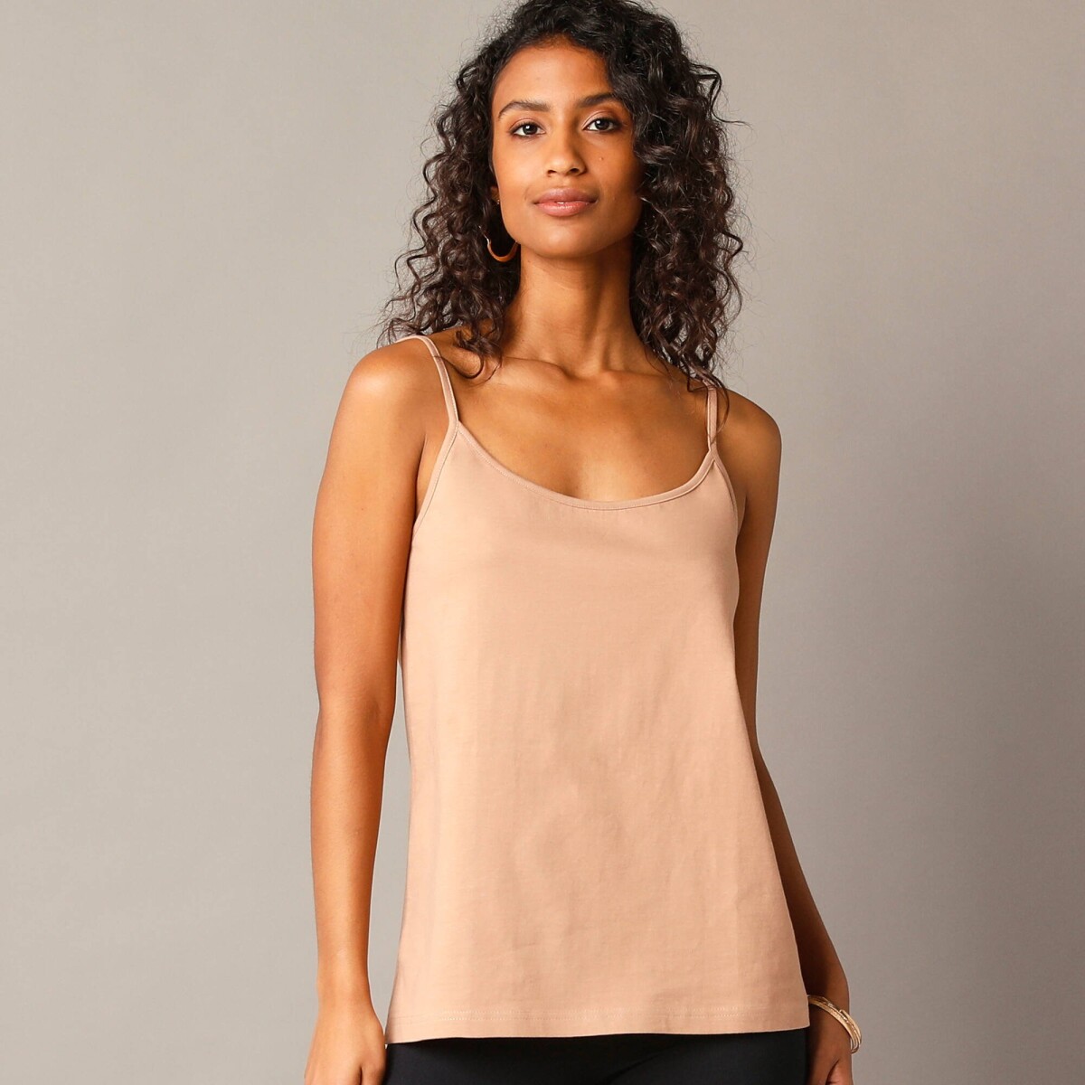 Top s tenkými ramienkami