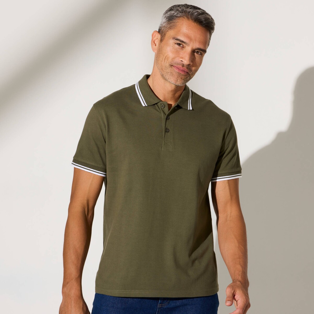 Polo tričko s krátkymi rukávmi a prúžkami na rukávoch a golieri