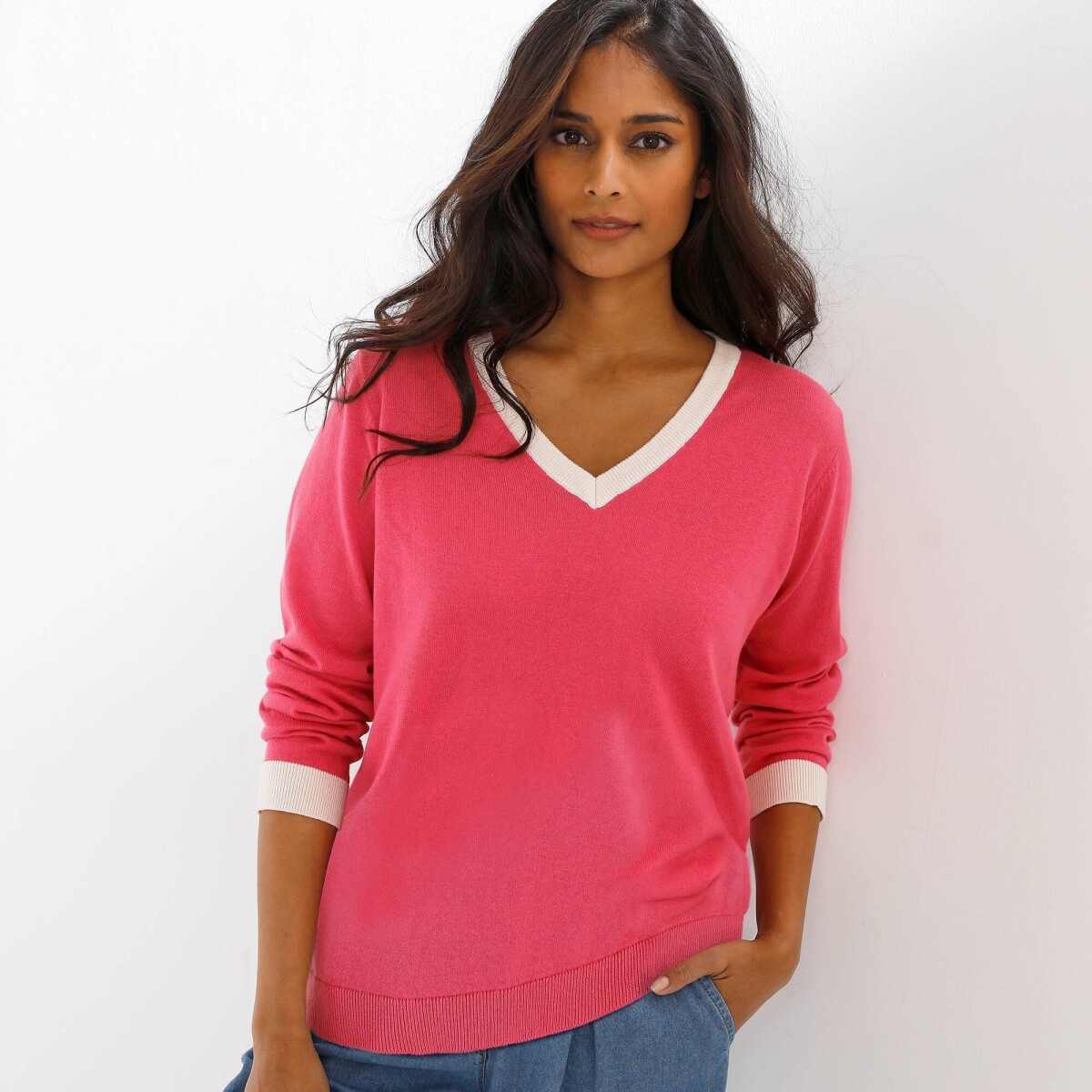 Dvojfarebný pulóver s výstrihom do V a
		kontrastnými lemami