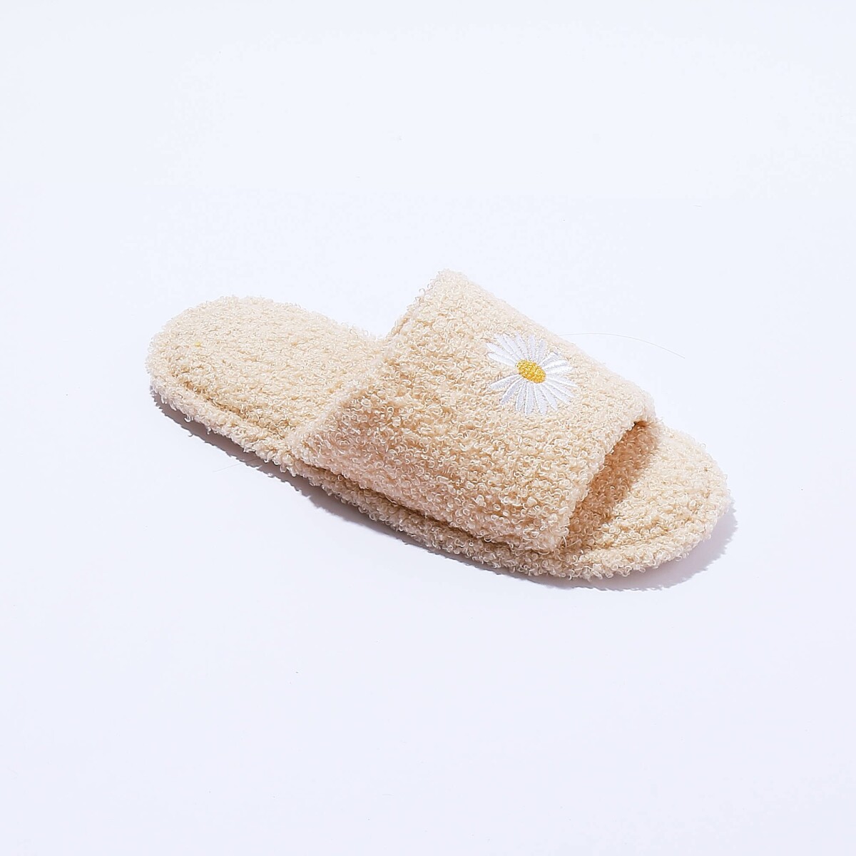 Šľapky s otvorenou špičkou a výšivkou sedmokrásky